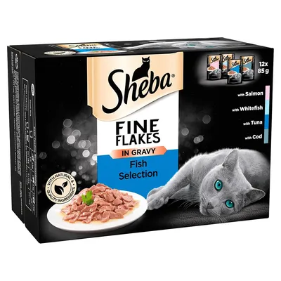 Sheba Fine Flakes in Gravy Fish Selection, 12x85g. Med laks, hvidfisk, tun og torsk. Billede af kat og tallerken med fiskestykker i sovs. Tekst: With natural & quality ingredients.