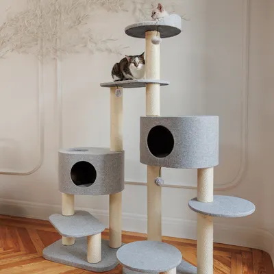 Grauer Kratzbaum mit mehreren Ebenen, Höhlen und Sisalstämmen. Zwei Katzen sitzen auf den oberen Plattformen.