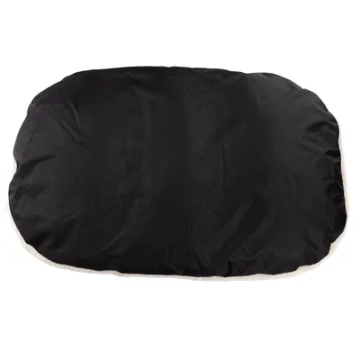 Svart, oval undersida av ett djurkudde med halkfritt material.