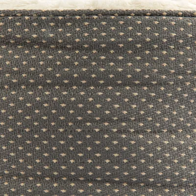 Nærbillede af gråt stofmateriale med beige prikker og struktureret overflade.