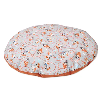 Coussin rond pour animaux, tissu à motifs de chiens et laisses rouges sur fond gris clair, bordure orange visible.
