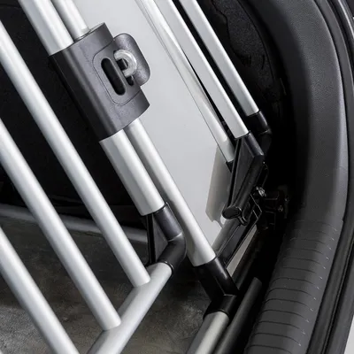 Detailansicht eines stabilen Aluminium-Gitterkäfigs mit schwarzen Kunststoffverbindungen, geeignet für den Einbau in ein Fahrzeug.