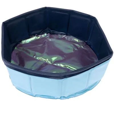 Opvouwbaar zwembad van lichtblauw en donkerblauw kunststof, zeshoekig met stevige wanden en waterdichte binnenkant. Geen merknaam of tekst zichtbaar.