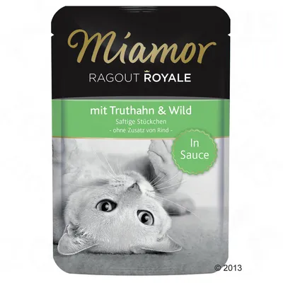 Miamor Ragout Royale -kissanruoka-annospussi, teksti: mit Truthahn & Wild, Saftige Stückchen, ohne Zusatz von Rind, In Sauce. Kuvassa vaalea kissa makaa selällään.