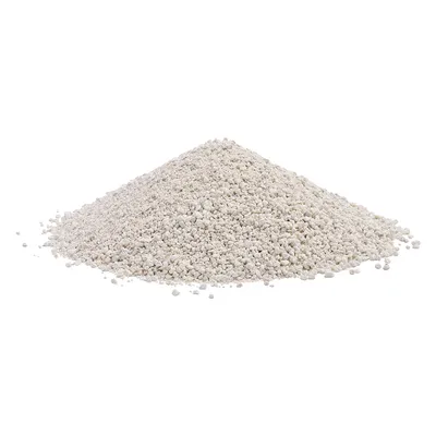 Kopa z bieleho, jemnozrnného materiálu, pravdepodobne mačacie stelivo alebo podobný produkt.