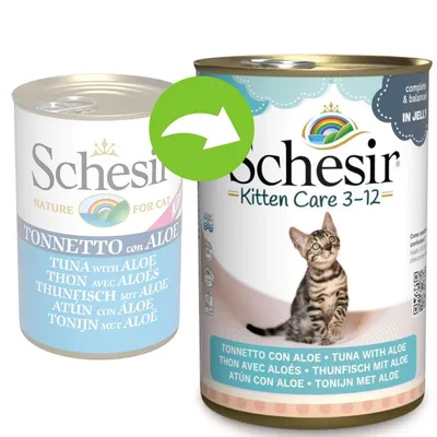 Due lattine Schesir: una con etichetta 'Tonnetto con aloe', l'altra 'Kitten Care 3–12' con immagine di un gattino e testo 'Tonnetto con aloe'. Freccia verde tra le due confezioni.