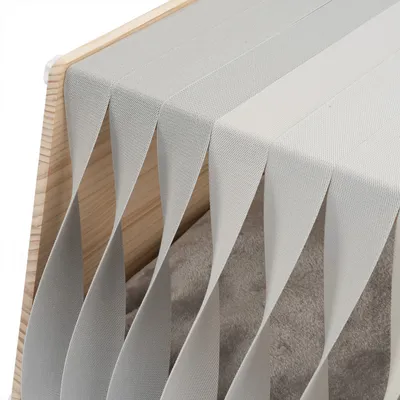Holzrahmen mit grauen, gewebten Stoffstreifen und weicher Polsterung darunter. Detailansicht des Designs.