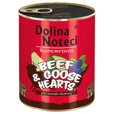 Dolina Noteci Superfood. Beef & Goose Hearts mit Birne, Avocado und Blaubeere. Rote Dose mit Illustrationen von Zutaten und Tieren.