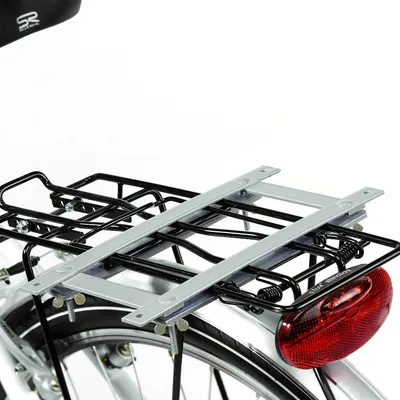 Porte-bagages arrière de vélo en métal noir et gris avec feu arrière rouge, fixé au-dessus de la roue arrière. Aucun animal ou accessoire supplémentaire visible.