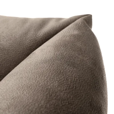 Detail hnědého textilního povrchu pelíšku nebo polštáře pro domácí mazlíčky, zřetelná struktura látky.