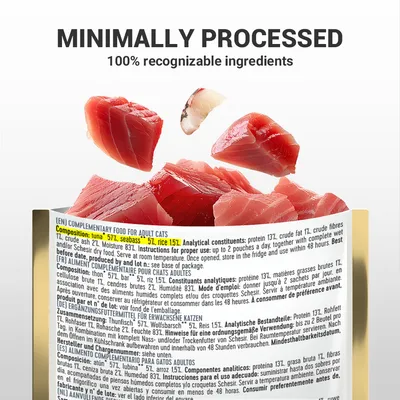 Zloženie: tuniak 57 %, morský vlk 5 %, ryža 1,5 %. Text: MINIMALLY PROCESSED, 100% recognizable ingredients. Zobrazené kúsky surových rýb nad konzervou s etiketou v angličtine.