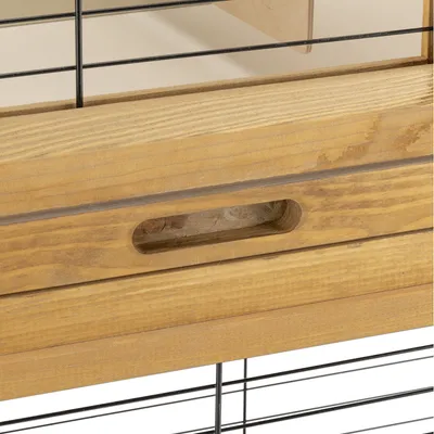 Vista dettagliata di una gabbia in legno con griglia metallica e maniglia incassata per apertura facile.