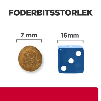 Foderbitsstorlek: foderbit 7 mm bred jämförd med blå tärning 16 mm bred. Tydlig storleksjämförelse för att visa foderbitens dimension.