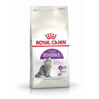 Royal Canin Regular Sensible 33 -kuivaruoka kissoille, pakkauksessa harmaa kissa ja tekstiä englanniksi. Näkyvissä myös annostelusuosituskuvake.