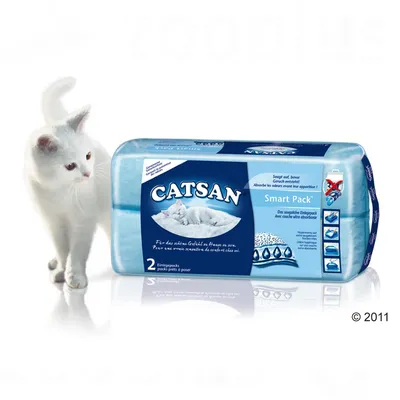Кошка рядом с упаковкой наполнителя для туалета Catsan Smart Pack, 2 пакета. На упаковке изображены капли и инструкции по использованию.