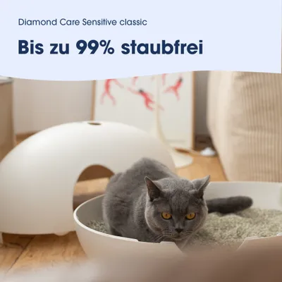 Diamond Care Sensitive classic Katzenstreu, bis zu 99% staubfrei. Katze sitzt in einer offenen Katzentoilette mit Streu. Diamond Care Sensitive classic Katzenstreu, bis zu 99% staubfrei. Katze sitzt in einer offenen Katzentoilette mit Streu.