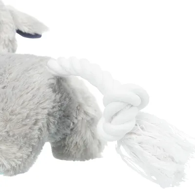 Jouet pour chien en peluche grise avec corde blanche nouée, partie arrière de l’animal visible. Matières : tissu peluche et corde en coton.
