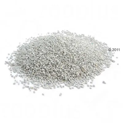 Купчина от сив гранулат, възможно котешка тоалетна. Няма допълнителна видима информация.