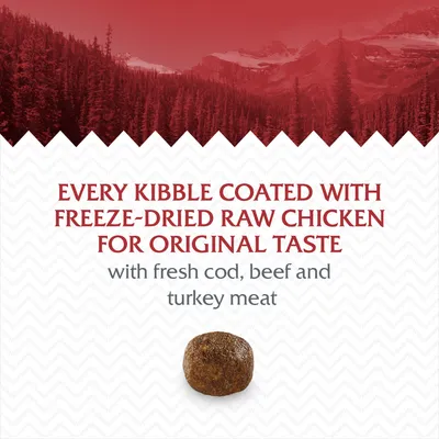 Tekst in het Engels: Every kibble coated with freeze-dried raw chicken for original taste, with fresh cod, beef and turkey meat. Afbeelding van een brokje onder de tekst.
