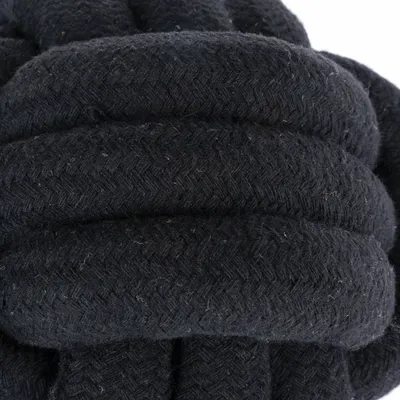 Close-up van een zwart, gevlochten touw met een getextureerd oppervlak.