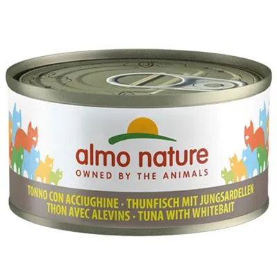 Lata de comida para animais Almo Nature, texto visível: 'Owned by the Animals', sabores indicados: atum com alevins em várias línguas, incluindo inglês e italiano.