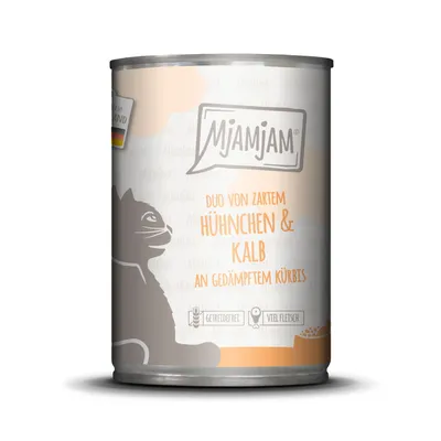 Barattolo MjAMjAM con testo in tedesco: Duo von zartem Hühnchen & Kalb an gedämpftem Kürbis. Simbolo gatto, icone 'getreidefrei' e 'viel fleisch'.