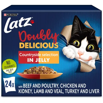 Latz Doubly Delicious Countryside selection in jelly, 24x. No colourants. Med beef and poultry, chicken and kidney, lamb and veal, turkey and liver. Billede af kat og skål med foder.