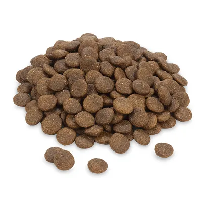 Hnedé, okrúhle kúsky suchého krmiva v kope, vhodné na popis krmiva pre zvieratá.