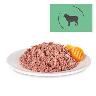 Portion vådfoder med kødstykker og grøntsager på en hvid tallerken, symbol af et får øverst til højre i billedet. Portion vådfoder med kødstykker og grøntsager på en hvid tallerken, symbol af et får øverst til højre i billedet.
