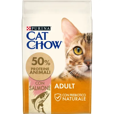 Purina Cat Chow Adult con salmone, 50% proteine animali, con prebiotico naturale. Immagine di un gatto e disegno di un pesce sulla confezione.