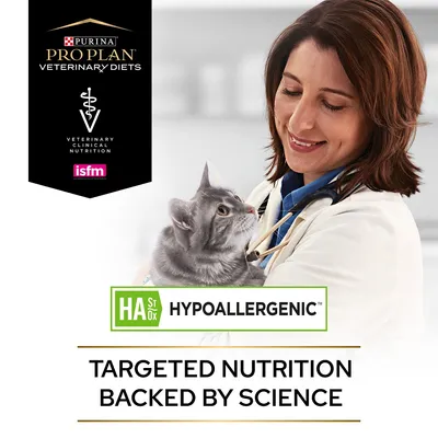 Purina Pro Plan Veterinary Diets, HA St/Ox Hypoallergenic, Targeted Nutrition Backed by Science, Veterinary Clinical Nutrition, isfm. Szürke macska állatorvosnál.