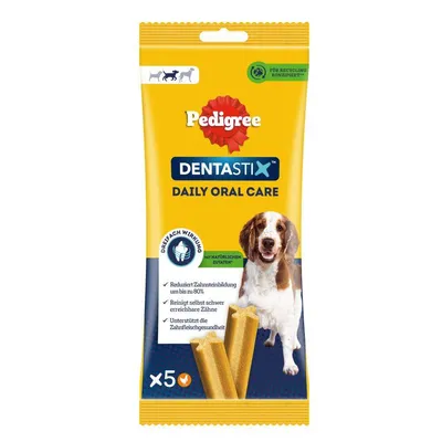 Pedigree Dentastix Daily Oral Care, pakiranje s 5 komada. Slika psa i štapića. Tekst na njemačkom: smanjuje zubni kamenac do 80 %, čisti teško dostupne zube, podržava zdravlje desni.
