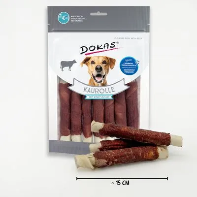 Dokas Kaurolle met rundvlees, verpakking met meerdere kauwrollen zichtbaar, tekst: 'Kaurolle mit Rindfleisch', lengte per rol circa 15 cm.