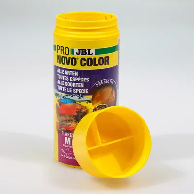 JBL Pro Novo Color pokarm dla ryb, odpowiedni dla wszystkich gatunków, z prebiotykami. Pokarm w płatkach dla średnich ryb 8-20 cm. Żółta otwarta pokrywka puszki.