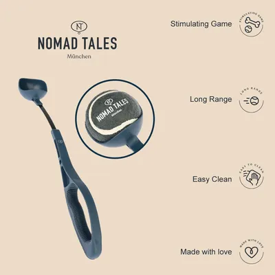 Nomad Tales München ballenwerper met bal. Zichtbare tekst: Stimulating Game, Long Range, Easy Clean, Made with love. Bal met opdruk: NOMAD TALES München.