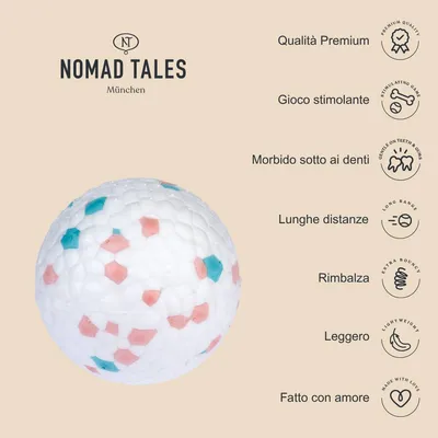Nomad Tales München, pallina bianca con dettagli rosa e azzurri. Testo: Qualità Premium, Gioco stimolante, Morbido sotto ai denti, Lunghe distanze, Rimbalza, Leggero, Fatto con amore.
