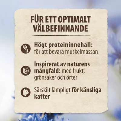 Text på tyska: FÜR EIN OPTIMALES WOHLBEFINDEN. Högt proteininnehåll, inspirerat av naturens mångfald, särskilt lämpligt för känsliga katter. Svensk översättning syns ej i bilden.
