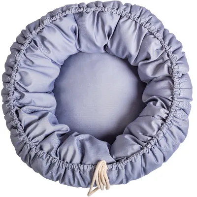 Rond, lichtblauw huisdierenbed met elastische rand en trekkoord voor aanpassing.