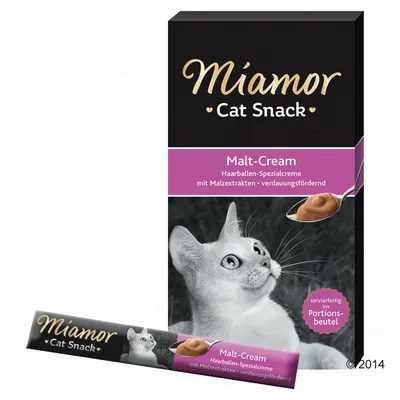 Miamor Cat Snack Malt-Cream, опаковка и стик. Видими надписи: Haarballen-Spezialcreme mit Malzextrakten, verdauungsfördernd, сервира се в Portionsbeutel. Снимка на котка.