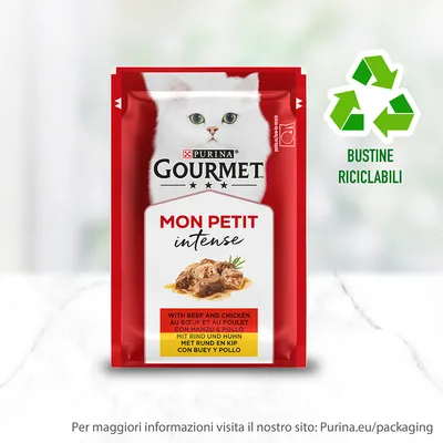 Purina Gourmet Mon Petit Intense con manzo e pollo, bustine riciclabili. Testo visibile: WITH BEEF AND CHICKEN, CON MANZO E POLLO. Simbolo riciclo e scritta Bustine riciclabili.