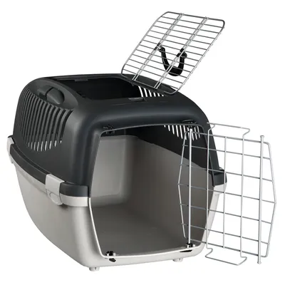 Transportkasse i plast med metalgitre, åben front- og topdør, sort og grå farve, bærehåndtag på toppen synligt.