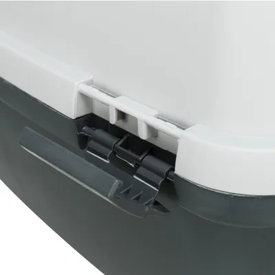Close-up van een kunststof sluitmechanisme op een transportbox.