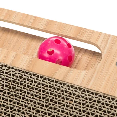 Giocattolo in legno con una sfera di plastica rosa e elementi in cartone ondulato, adatto per il gioco interattivo.