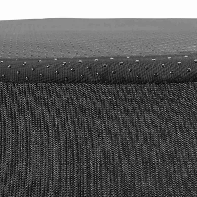 Nahaufnahme eines schwarzen Stoffmaterials mit rutschfester Oberfläche und gepunkteter Struktur.