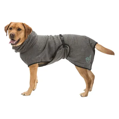 Chien portant un manteau gris en tissu avec boucle de fermeture et motif patte sur le côté arrière. Le manteau couvre le cou, le dos et le ventre du chien.