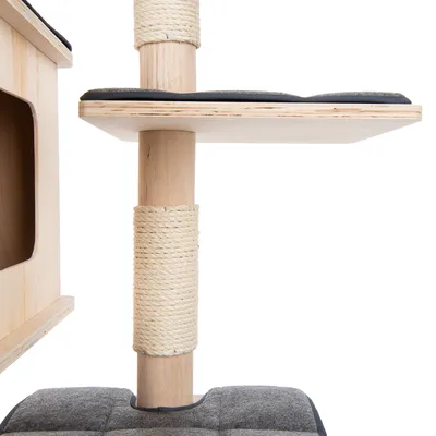 Kratzbaum aus Holz mit Sisal umwickeltem Stamm, gepolsterter Liegefläche und Höhle. Modernes Design mit grauen Stoffdetails.