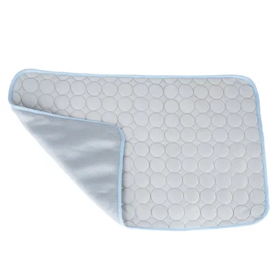 Harmaa matto, jossa sininen reunus, pyöreä kuvio ja liukumaton pohja. Osittain käännetty näkyviin.