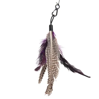 Accessorio con piume naturali e viola, attacco in plastica nera con gancio metallico visibile nella parte superiore.