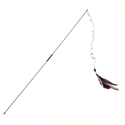 Wędka do zabawy z czarnym kijem, spiralnym sznurkiem i zawieszką z piór w kolorach fioletowym, czarnym i brązowym.