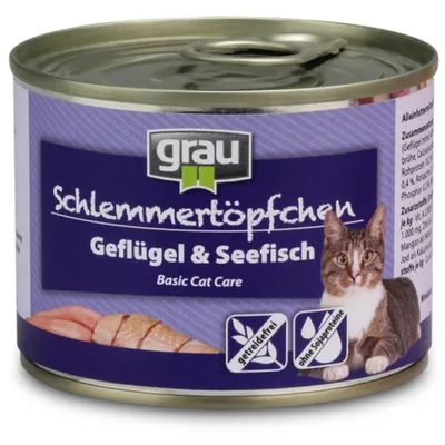 Dåse med kattemad, mærket grau Schlemmer­töpfchen Geflügel & Seefisch Basic Cat Care. Tekst: getreidefrei, ohne Sojaproteine. Billede af kat og kød på etiketten.